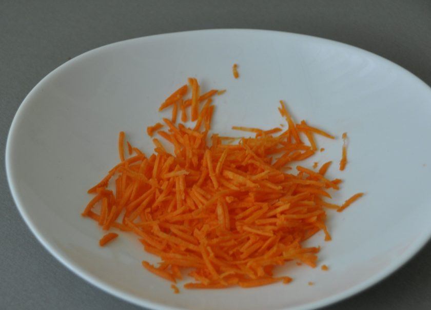 1. Этап. Куриная лапша с опятами: Натрите на терке морковь мелкой соломкой.
