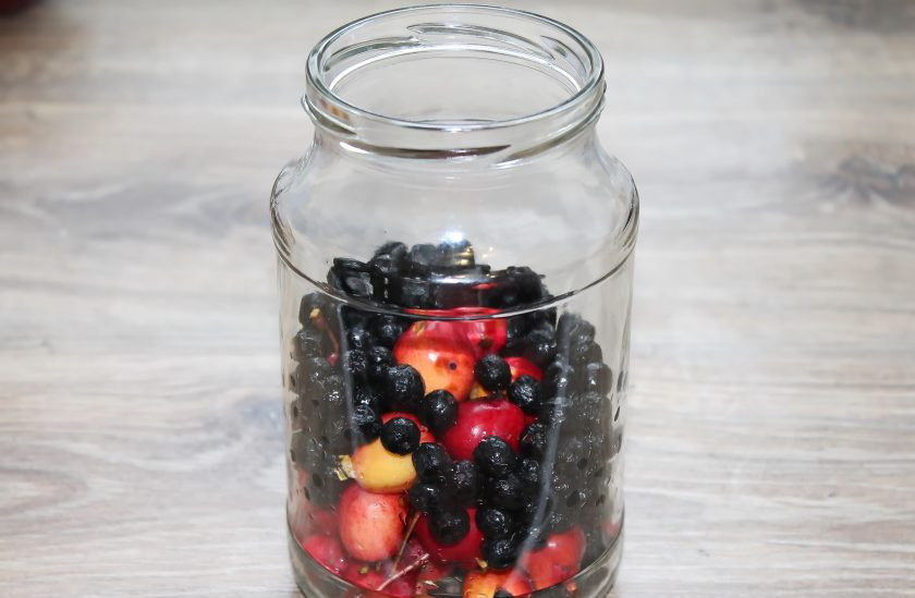 1. Этап. Компот из ранеток и черноплодки: Добавьте ягоды черной рябины.