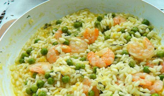 1. Этап. Ризотто с креветками и сливками: Добавьте креветки, готовьте еще 3-4 минуты.