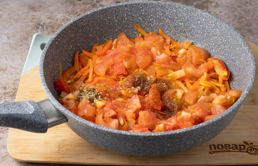 1. Этап. Суп с молодой фасолью: Затем добавьте специи и помидоры, готовьте еще пару минут.