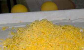 1. Этап. Салат из ставриды: А теперь подошла очередь желтков.