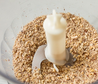 1. Этап. Веганские батончики из сухофруктов: До желаемой консистенции перемалываем в блендере орехи. Можно в крошку, можно до мелких кусочков.