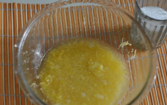 1. Этап. Лимонад из лимона: Выдавливаем в емкость с цедрой сок из мякоти лимона. Можно это сделать руками, с помощью соковыжималки или измельчить лимоны и потолочь толкушкой.