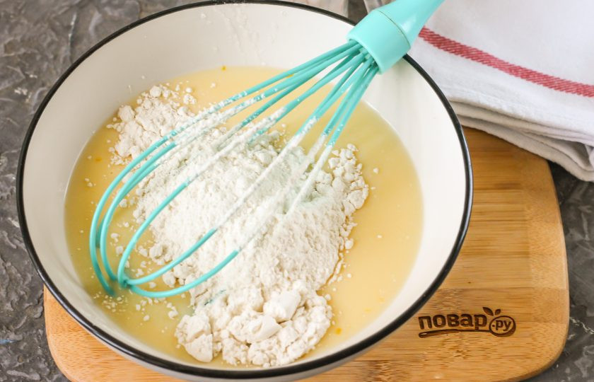 1. Этап. Блины треугольником с начинкой: Вбейте куриные яйца в глубокую миску, влейте молоко, всыпьте сахар и соль, взбейте все венчиком. Затем добавьте пшеничную муку высшего сорта, еще раз взбейте и влейте растительное масло. Перемешайте и оставьте тесто на 20 минут в покое.