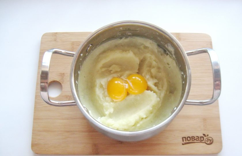 1. Этап. Луковое пюре: Добавьте желтки и снова хорошо перемешайте.