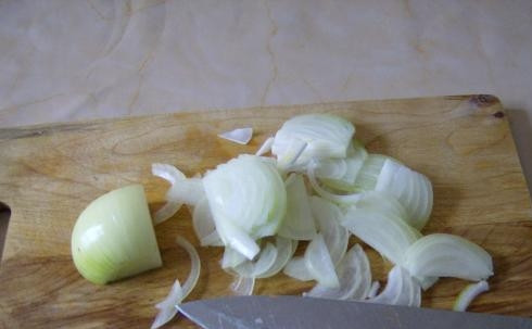 1. Этап. Хе из куриных желудков по-корейски: Лук почистите и нарежьте соломкой. Одну часть добавьте к желудкам, а другую обжарьте в растительном масле в течение двух минут. Он не должен поджариться.