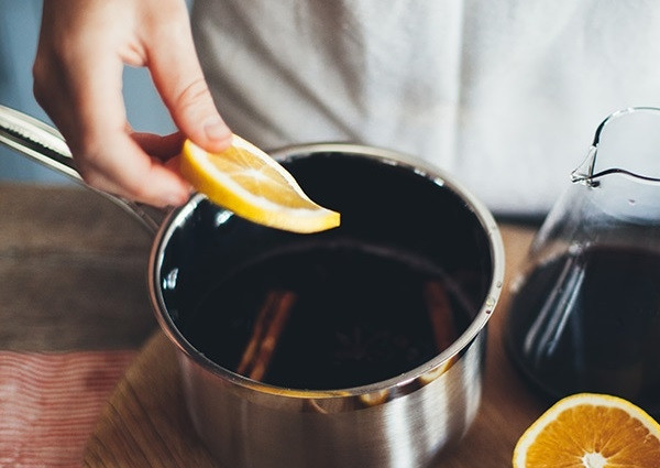 1. Этап. Глинтвейн с анисом и кардамоном: 3. Третий апельсин нарежьте дольками и добавьте в кастрюльку.