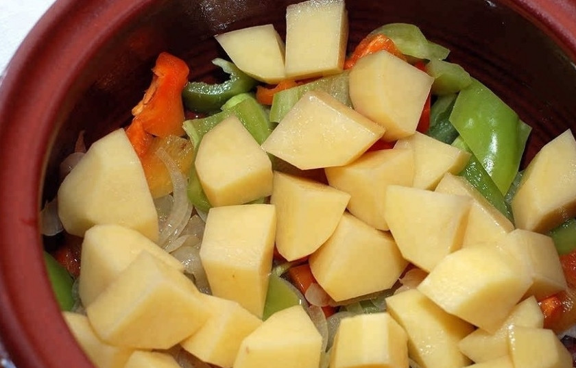 1. Этап. Овощи в горшочке: 4. Картофель для такого блюда нужно брать тот, который хорошо разваривается. Измельчаем его также кубиками и отправляем к остальным овощам.