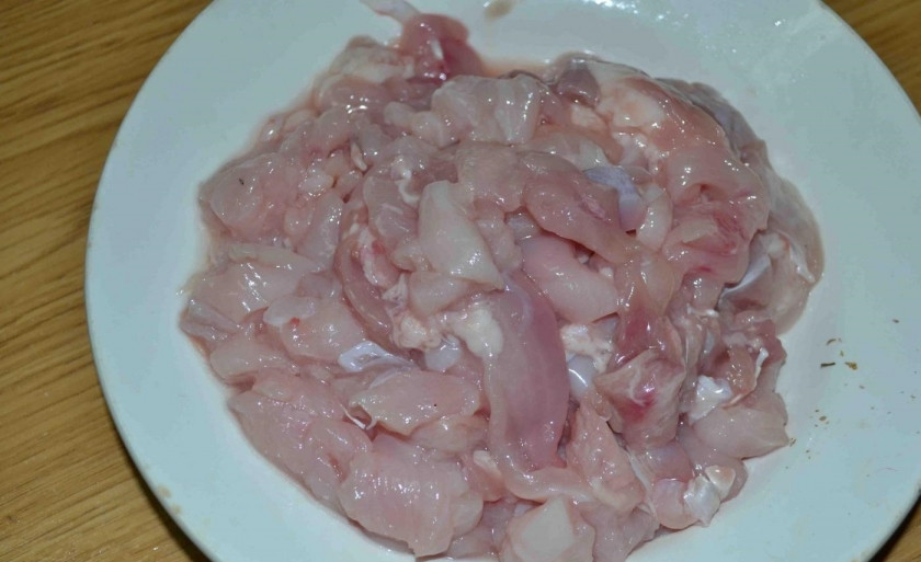 1. Этап. Шаурма в пите: 2. Куриное мясо мою и вытираю бумажным полотенцем, нарезаю его очень тонко, как только могу.