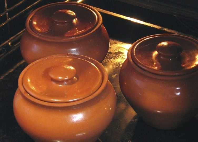 1. Этап. Картофель в горшочках в духовке: Горшочки накрыть крышкой и 50 минут запекать в духовке.