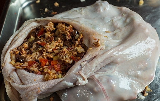 1. Этап. Жау-буйрек: 1. Очень важно для приготовления этого блюда тщательно подготовить желудок: промыть его, почистить с обеих сторон и кропотливо выскоблить. Поскольку желудок достаточно большой, то его можно начинять на большую семью или мероприятие. Начинкой обычно служит фарш из субпродуктов, перемешанный с жиром, крупой (рис или гречка), болгарским перцем кубиками, репчатым луком и обязательными специями. Из специй хорошо сочетается черный молотый перец, паприка, чабрец. Солите и приправляйте по вкусу.