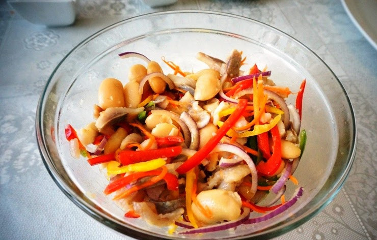 1. Этап. Овощной салат с филе сельди: 3. С сельдью отлично сочетаются продукты с высоким содержанием белка. Поэтому советую использовать фасоль. Можно, конечно, предварительно отварить фасоль. Но удобнее использовать консервированную. Выложите фасоль на дуршлаг, чтобы стекла. Если не желаете использовать фасоль, добавьте в салат нарезанные на четверти вареные яйца. Итак, все приготовленные ингредиенты выкладываем в миску. Филе сельди режем тонкими полосками и также добавляем в миску. Перемешиваем.