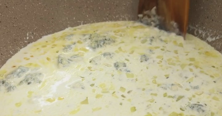 1. Этап. Острые куриные крылышки KFC (плюс соус Дор Блю): 6. 100 грамм сыра 