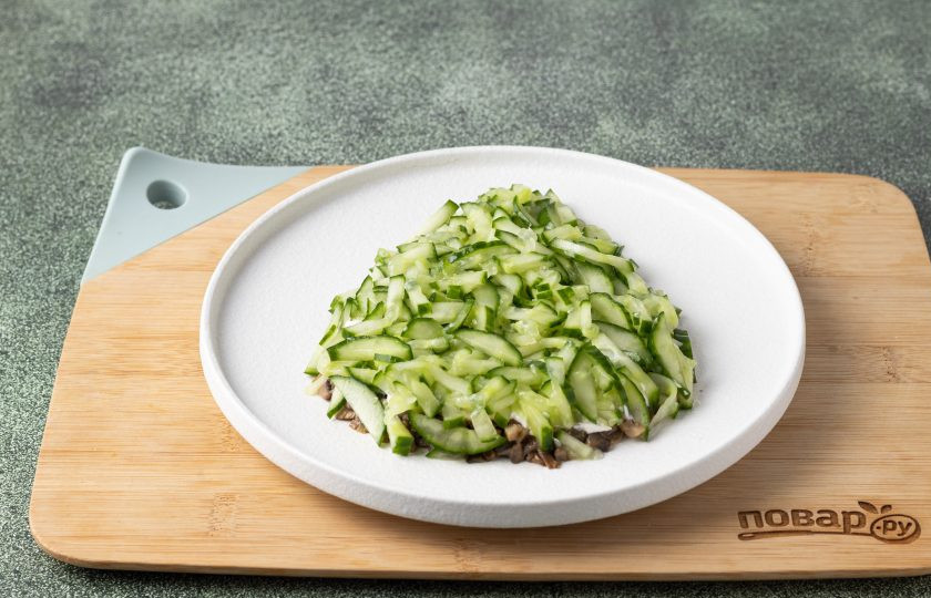 1. Этап. Овощной салат Дыхание Дракона: Затем выложите слой из огурца. Его тоже промажьте майонезом.