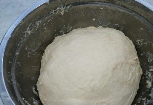 1. Этап. Булочки из безопарного дрожжевого теста: Вторая обминка. Тесто приобретает упругость. При нажатии тесто восстанавливается и как бы пружинит. Дать снова тесту подняться и можно готовить.