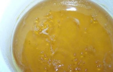 1. Этап. Варенье из одуванчиков на зиму: Доводим до кипения, отвар сразу становится прозрачным, уменьшаем огонь и кипятим 40 минут.