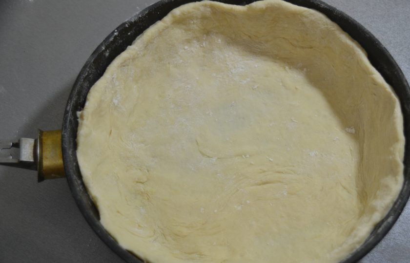 1. Этап. Чувашская хупла: Выложите первый пласт теста в форму.