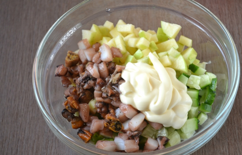 1. Этап. Салат Морской коктейль с креветками и кальмарами: Заправьте салат майонезом, как следует перемешайте.