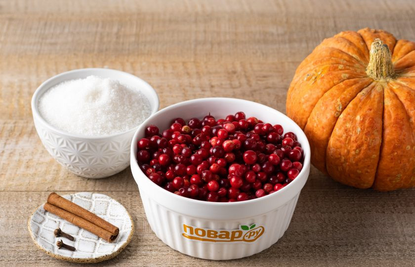 1. Этап. Варенье из тыквы и брусники: Подготовьте все ингредиенты.