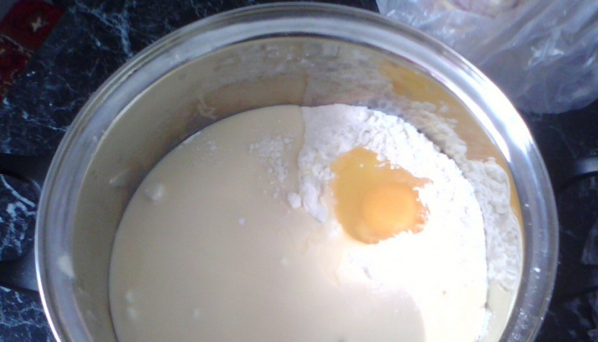 1. Этап. Торт Cекунда без выпечки: 1. Смешаем сгущенку с мукой, разрыхлителем и яйцом. Вымесим тесто.