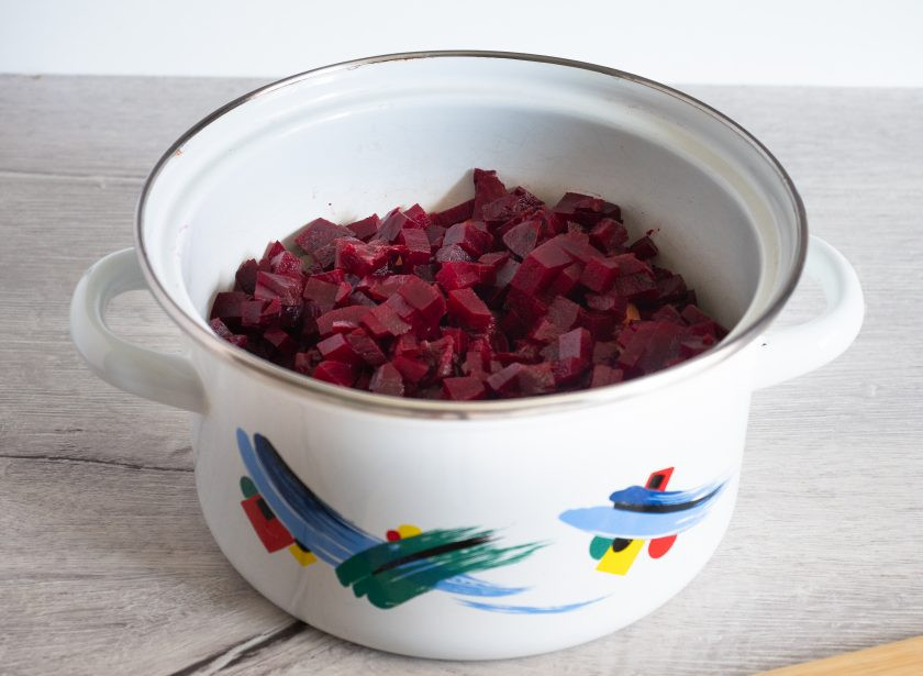 1. Этап. Винегрет с солеными огурцами и горошком: Свеклу тоже нарежьте небольшими кубиками и добавьте к овощам.