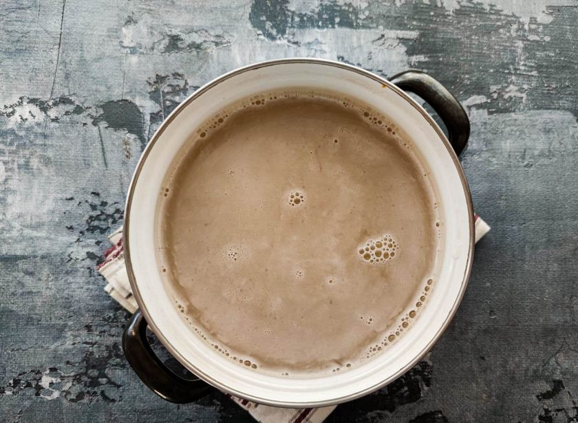 1. Этап. Картофельный суп с бобовыми: К картофелю добавьте чечевицу, горох и варите все на маленьком огне 20-25 минут.