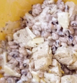 1. Этап. Кесадилья с курицей и лимоном: Процедить курицу и смешать ее со смесью, приготовленной на основе чёрной фасоли. Откорректировать на соль.