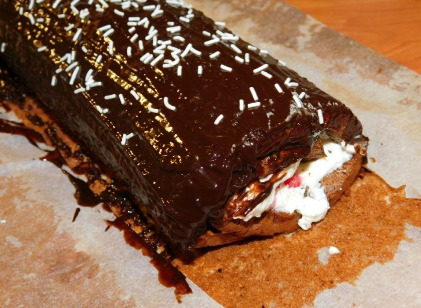 1. Этап. Бисквитный рулет с творогом и ягодами: Скатайте в рулет. Сверху смажьте растопленным шоколадом. Уберите в холодильник на пару часов, чтобы он немного пропитался и застыл.