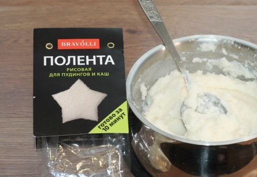 1. Этап. Рисовая полента с баклажаном: 3. Всыпаем рисовую поленту и варим на слабом огне, периодически помешивая, минуты 4 или варим до полуготовности.