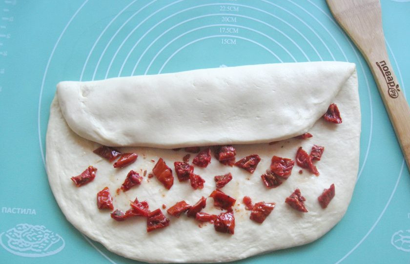 1. Этап. Хлеб с вялеными помидорами: Условно разделите пласт теста на три части. Одной частью накройте пласт.