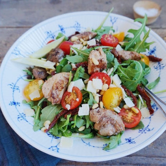 Салат из печени трески и помидоров