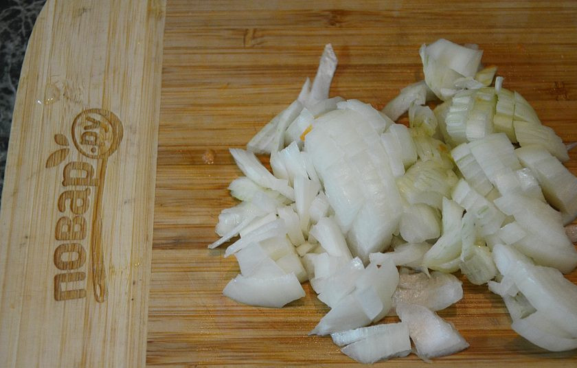 1. Этап. Суп грибной из белых грибов: Лук нарежьте кубиком.