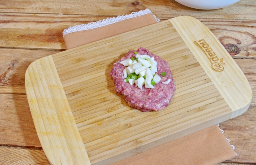 1. Этап. Ала-тоо: Измельчите зеленый лук. Смешайте яичный белок с луком. Слегка посолите. Наберите немного подготовленного фарша на 1 котлету. Из фарша сделайте лепешку. На середину лепешки выложите начинку.