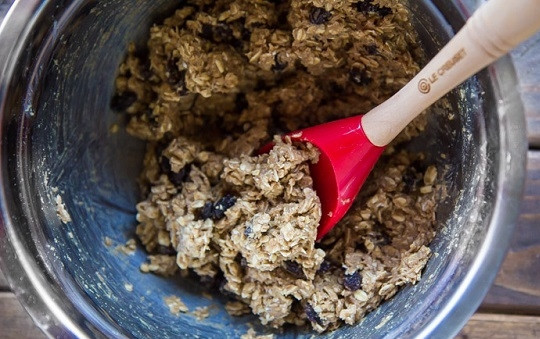 1. Этап. Овсяное печенье Фитнес: 1. С основой все довольно просто: соедините в глубокой мисочке хлопья, корицу, разрыхлитель, соль, кокосовое масло, кленовый сироп и изюм. Яблоки очистите и превратите в пюре. Добавьте их в мисочку, постепенно всыпайте овсяную муку, регулируя консистенцию.