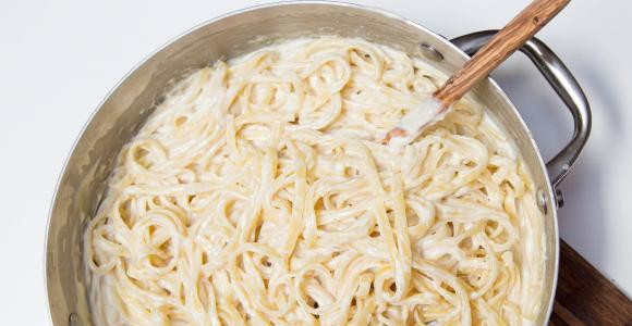 1. Этап. Спагетти Альфредо: Отварите спагетти и подайте их с соусом.