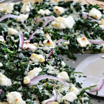 Пицца со шпинатом, луком и сыром