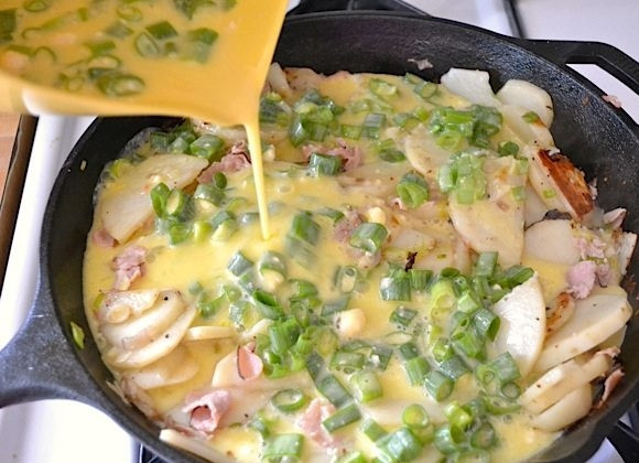 1. Этап. Фриттата с ветчиной и картофелем: 5. Молочно-яичную смесь равномерно покройте весь картофель в сковороде.