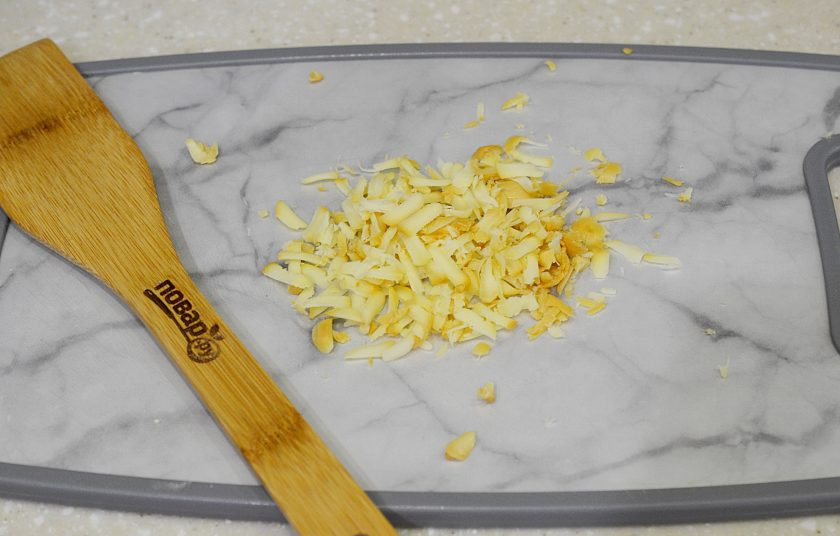 1. Этап. Картошка с копченым сыром: 4. Копченый сыр натрите на терке.