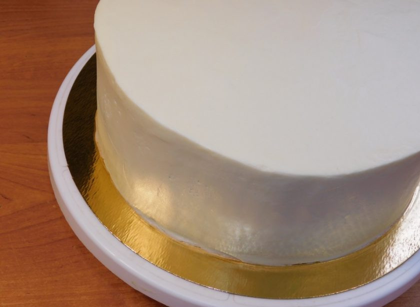 1. Этап. Торт Рандеву: Готовым кремом выровняйте верх и бока торта. Украсьте торт по своему вкусу и дайте ему постоять в холодильнике хотя бы ночь. За это время он оттает и будет очень нежный и вкусный.