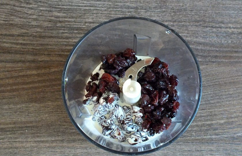 1. Этап. Мороженое с изюмом: В чашу блендера выложите изюм, добавьте 4 ст.л. сливок из общего количества.