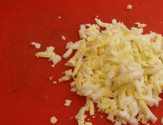 1. Этап. Крабовый салат с плавленым сыром: Натираем на терке вареные яйца.