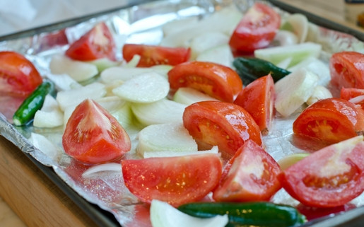 1. Этап. Соус Сальса классический: Выложите на противень с фольгой помидоры, нарезанные дольками, перец и очищенный лук, нарезанные кусочками.