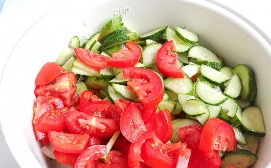 1. Этап. Салат Охотничий с капустой на зиму: 3. Туда же выложите нарезанные огурцы и помидоры.