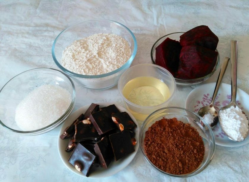 1. Этап. Шоколадно-свекольный пирог: Приготовление шоколадно-свекольного пирога начните с отваривания свёклы. Можно приготовить её на пару (в течение 15-20 минут) или запечь в духовке. Для пирога потребуется одна свёкла среднего размера.