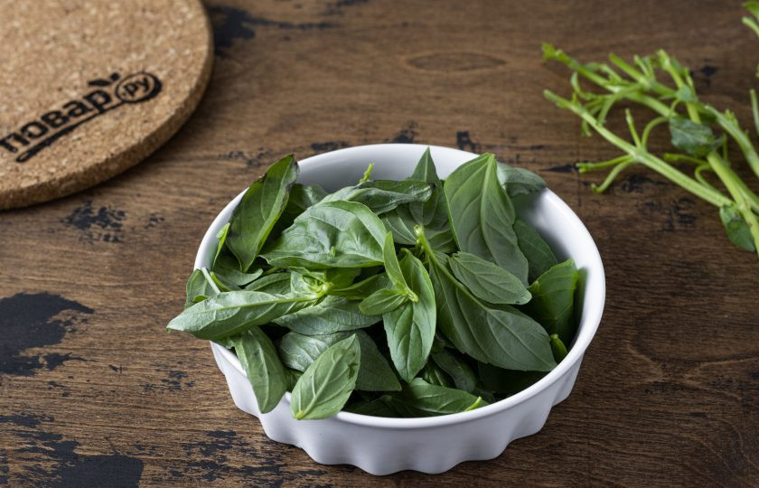 1. Этап. Песто с кешью и базиликом: Листья базилика отделите от веточек. Для песто используйте только целые листья без дефектов.