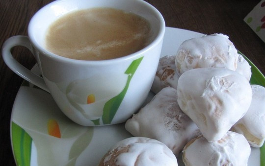 1. Этап. Творожные пряники: Обмазанные пряники выложите на бумажные полотенца или же на пергамент для выпечки, чтоб глазурь затвердела. В качестве 