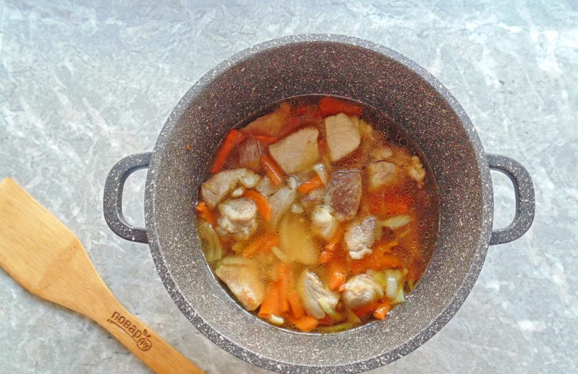 1. Этап. Мясо с капустой и яблоками: Залейте водой, чтобы она слегка покрывала овощи с мясом. Тушите до полуготовности.