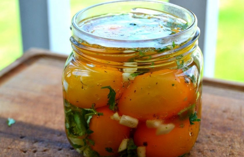 1. Этап. Быстрые маринованные томаты: 7. Залейте помидоры в банке приготовленным маринадом и отправьте в холодильник на 8-10 часов.