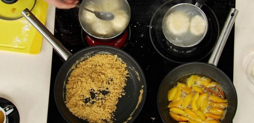 1. Этап. Сливовые клецки: Панировочные сухари обжарьте с маслом и сахаром на сковороде, пока они не станут приятного золотистого цвета. В кипящую воду опустите клецки и отварите их до готовности.