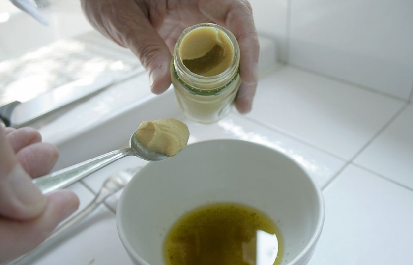 1. Этап. Запеченная говяжья вырезка в духовке: Пока говяжья вырезка выпекается, сделаем соус. Смешайте в чашке лимонный сок, оливковое масло, соль, перец, добавьте ваших любимых приправ (не много). Соус должен получится жидким.